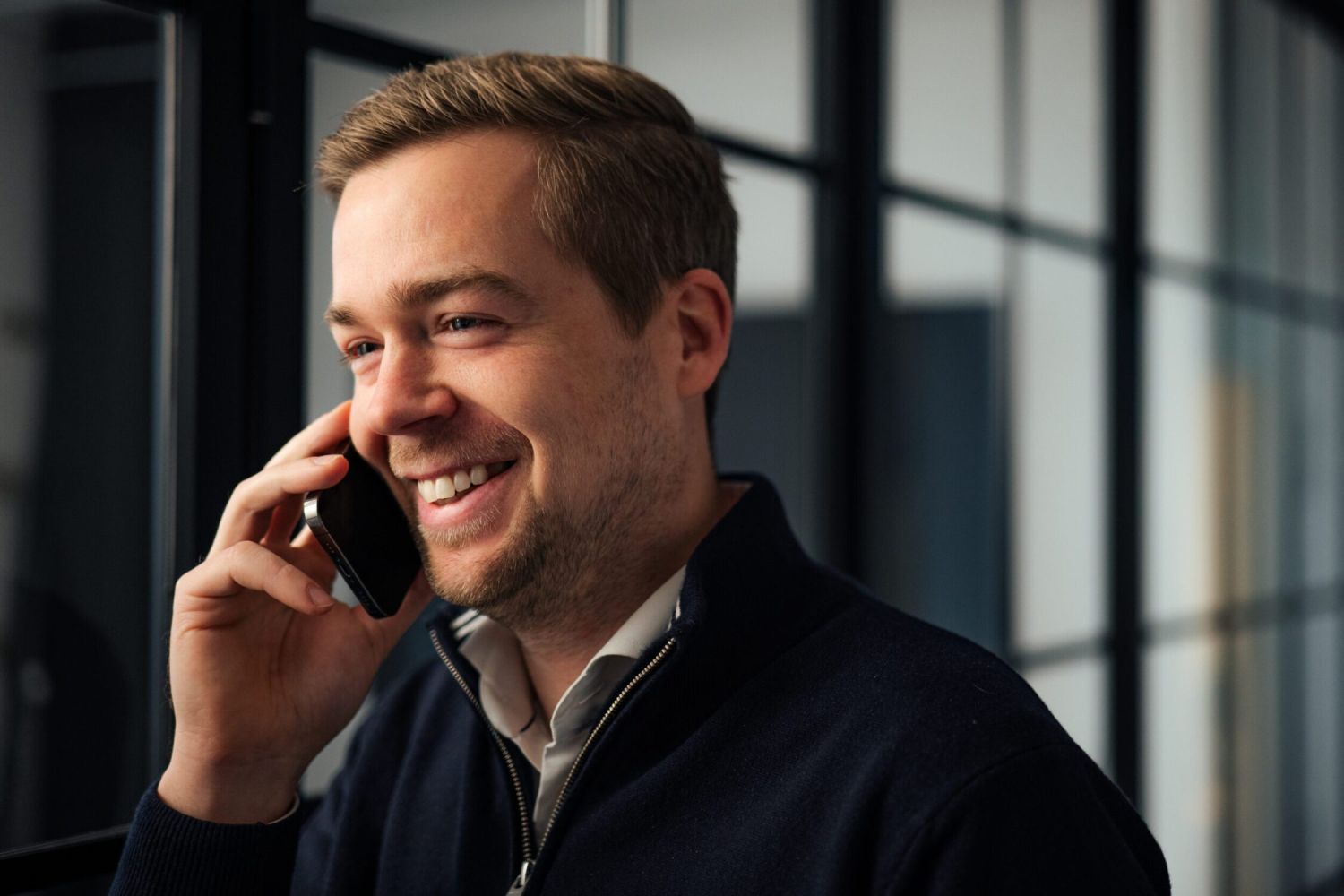 Man som pratar i telefon om ekonomisk förvaltning.